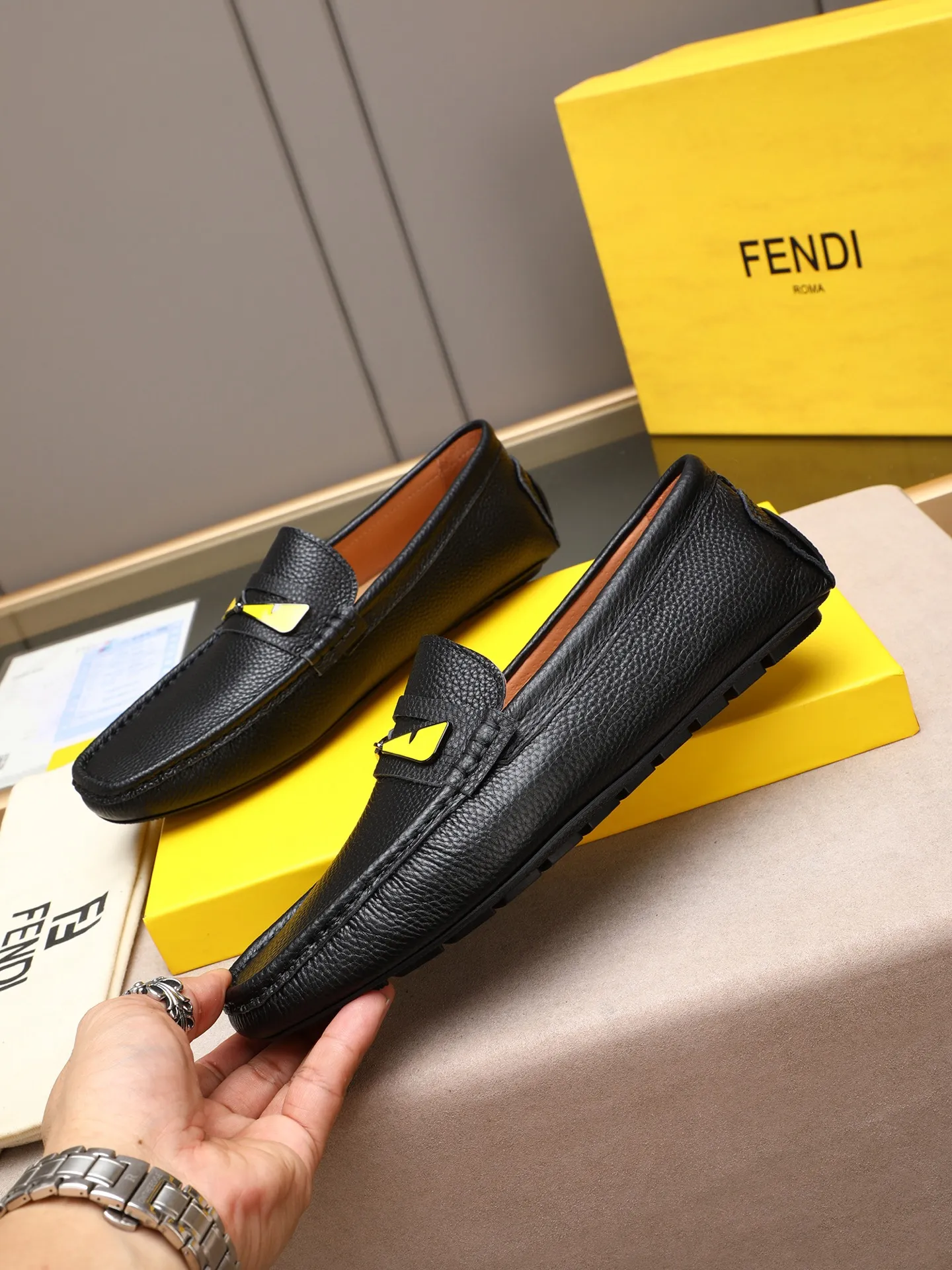 Men's shoes 💰400💰[FENDI] The little monster of Fendi F family, which is popular all over the world, is coming in a big way, the latest color, driving slip-on loafers, avant-garde and versatile fashion men's shoes, bun shoes, bean shoes👌👌👌 Private mold opening, 1:1 reproduction... The upper is made of first-layer cowhide, and the first-layer pigskin lining... is extremely comfortable, fashionable, simple, atmospheric and personalized [color] The side of the shoe is more refined, and the overall effect is handsome [ Turn in a circle][Turn in a circle]💭This hardware monster with eyes is not the popular version on the market🚳🚳Compared with the old model, it is more trendy, eye-catching and more classy🔰This summer, the little monster will subvert the old ideas and share the fashion with you🔱A must-have for fashionistas! Must keep it for yourself! Online outsole, high-end quality workmanship. Color: black, blue, white, red. Matching code: 38-44 (45 46 47 customized) (standard leather shoe size)
